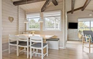 TV a/nebo společenská místnost v ubytování 3 Bedroom Beautiful Home In Sydals