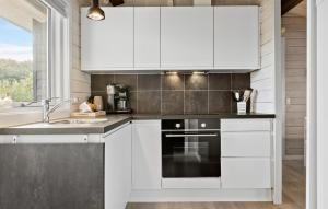 Kuchyň nebo kuchyňský kout v ubytování 3 Bedroom Beautiful Home In Sydals