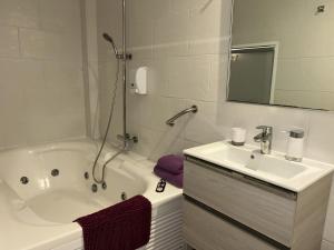 Koupelna v ubytování Apartahotel Baldiri