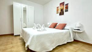 En eller flere senge i et værelse på Acogedor apartamento cerca de la playa, WiFI