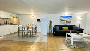 Køkken eller tekøkken på Acogedor apartamento cerca de la playa, WiFI