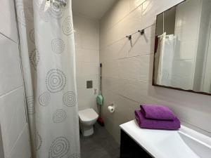 Koupelna v ubytování Apartahotel Baldiri + 37 fotografií