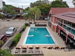 an overhead view of a swimming pool in front of a building at Apart Hotel Guarumba in Federación