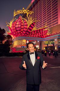 Un uomo in smoking davanti a un palazzo di Flamingo Las Vegas Hotel & Casino a Las Vegas Altre 37 foto