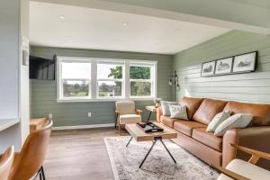Posezení v ubytování Idyllic Enumclaw Studio with Mount Rainier Views