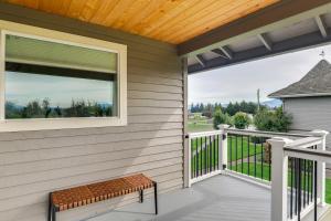 Μπαλκόνι ή βεράντα στο Idyllic Enumclaw Studio with Mount Rainier Views