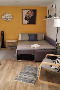 - un salon avec un lit et un tapis dans l'établissement Casa El Caminito, à Las Palmas de Gran Canaria