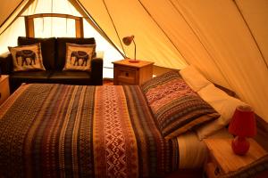 En eller flere senger på et rom på Doolin Glamping