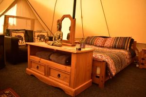 En eller flere senger på et rom på Doolin Glamping