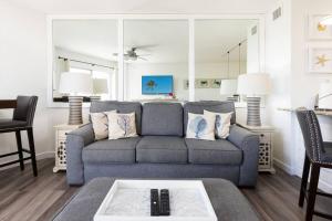 Predel za sedenje v nastanitvi Lazy Daze Double King Suite Ocean Pointe 2310
