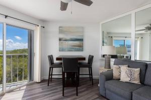 Predel za sedenje v nastanitvi Lazy Daze Double King Suite Ocean Pointe 2310
