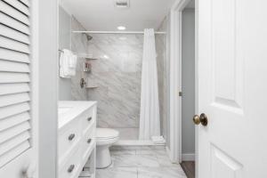 Kopalnica v nastanitvi Lazy Daze Double King Suite Ocean Pointe 2310