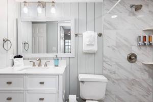 Kopalnica v nastanitvi Lazy Daze Double King Suite Ocean Pointe 2310