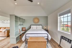 Ένα ή περισσότερα κρεβάτια σε δωμάτιο στο Idyllic Enumclaw Studio with Mount Rainier Views