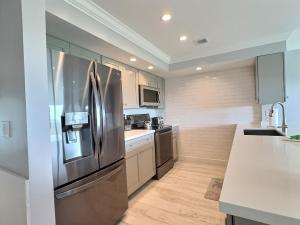 Η κουζίνα ή μικρή κουζίνα στο Sunrise Oasis - Top Floor Ocean Pointe 2411