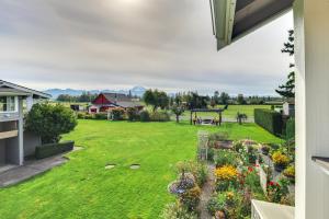 Κήπος έξω από το Idyllic Enumclaw Studio with Mount Rainier Views