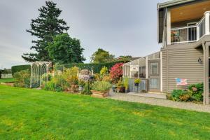 Κήπος έξω από το Idyllic Enumclaw Studio with Mount Rainier Views