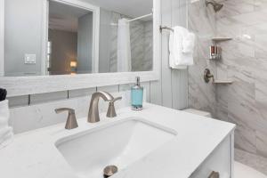 Kopalnica v nastanitvi Lazy Daze Double King Suite Ocean Pointe 2310
