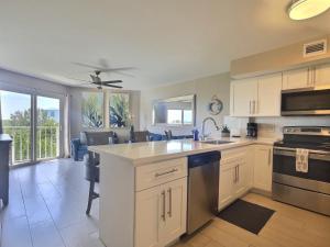 Köök või kööginurk majutusasutuses Key Largo Sunrise Resort Style Ocean Pointe 5315