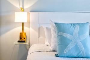 Postelja oz. postelje v sobi nastanitve Lazy Daze Double King Suite Ocean Pointe 2310
