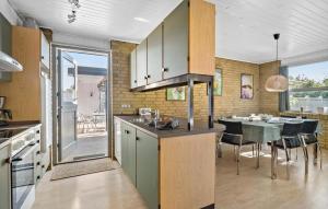 Kuchyň nebo kuchyňský kout v ubytování Holiday Home Sydals 43 Denmark
