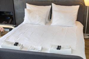 - un lit avec 2 paires de chaussons dans l'établissement Bascarsija Corner, à Sarajevo