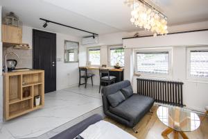 un salon avec une chaise et une table dans l'établissement Bascarsija Corner, à Sarajevo