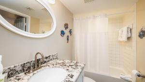 un bagno con lavandino e specchio di Ocean View Gem Ocean Pointe 3406 a Key Largo