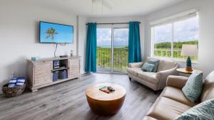un soggiorno con un divano e un tavolo di Nauti Hideaway Ocean Pointe 2314 a Key Largo