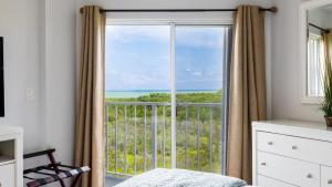 una camera da letto con una grande finestra con vista sull'oceano di Nauti Hideaway Ocean Pointe 2314 a Key Largo