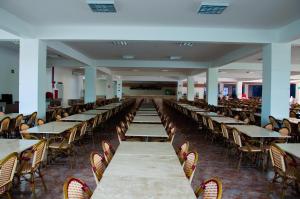 an empty banquet hall with tables and chairs at diRoma L'acqua 1 2 3 4 5 - Temporada Cn Luciana in Caldas Novas +25 photos