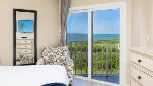 una camera da letto con un letto e vista sull'oceano di Ocean View Gem Ocean Pointe 3406 a Key Largo