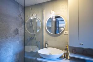 une salle de bain avec un lavabo et deux miroirs dans l'établissement Bascarsija Corner, à Sarajevo 17 autres photos