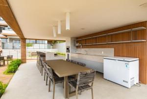 cocina abierta y zona de comedor con mesa y sillas en Mirante do Porto, en Porto de Galinhas