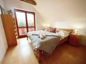 Ένα ή περισσότερα κρεβάτια σε δωμάτιο στο Kapina sk - Dom Adrián