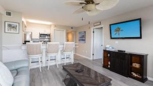 Una sala de estar con un sofá y un televisor de pantalla plana. en Marina to Ocean View Key Largo Ocean Pointe 5308, en Cayo Largo