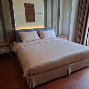 a bedroom with a large bed with pillows at ที รีสอร์ท ป่าหล่ายv1 in Ban Suan