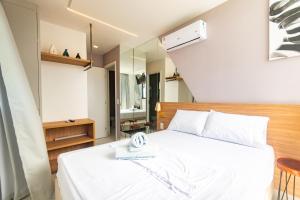 Un dormitorio con una cama blanca y un espejo. en Mirante do Porto, en Porto de Galinhas 46 fotos más