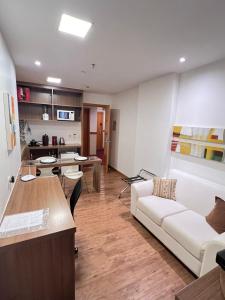 una sala de estar con un sofá y una mesa en Nobile Suites, Flats Rocha, en Brasilia 3 fotos más