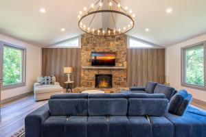 ein Wohnzimmer mit einem blauen Sofa und einem Steinkamin in der Unterkunft Hidden Hills in Gatlinburg
