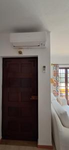 a black garage door in a room with a couch at Apartamento Neptuno in Benagil