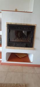 a fireplace in a living room with its door open at Apartamento Neptuno in Benagil