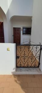 a metal bed in a room with a door at Apartamento Neptuno in Benagil