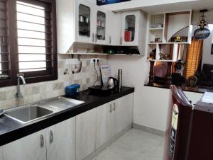 Kuchyň nebo kuchyňský kout v ubytování HOME STAY at SRIRAM VILLA Kumbakonam