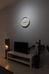 TV a/nebo společenská místnost v ubytování Modern Apartment 305