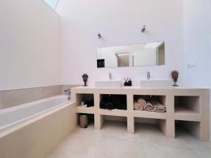 łazienka z 2 umywalkami i dużym lustrem w obiekcie Loft duplex and rooftop w mieście Roubaix +4 zdjęcia