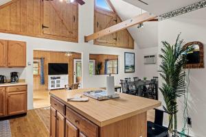 Φωτογραφία από το άλμπουμ του Mountain Retreat w HotTub, Spacious Deck & FirePit σε Great Cacapon