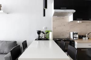 Kuchyň nebo kuchyňský kout v ubytování Modern Apartment 305