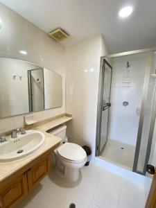 a bathroom with a toilet and a shower and a sink at Rodadero Excelente Apartamento in Puerto de Gaira