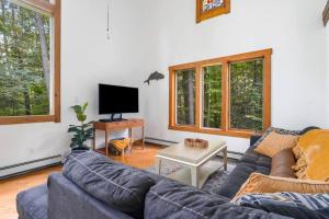 a living room with a couch and a tv at Lincoln Lodge in Cedar
